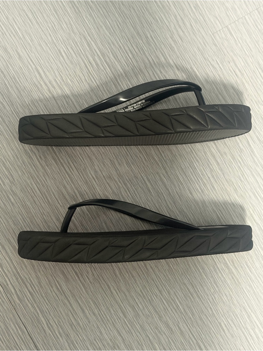 DV Dolce Vita Zibbie Girls Flip Flops Black EVA Foam Sandals Size 1 NWOB - Picture 3 of 6